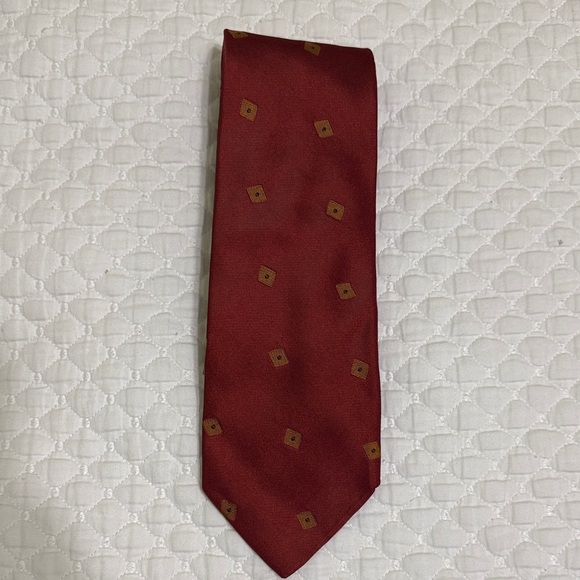 Salvatore Ferragamo 100% Silk Burgundy Tie with Gold Geometric Pattern - Picture 2 of 6